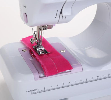 Máquina de coser mini eléctrica de zigzag duradera longitud de punto opcional para coser telas